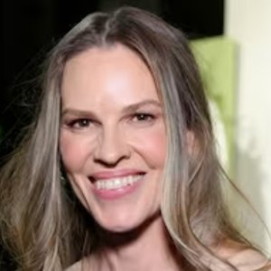 Hilary Swank habló de las críticas por su embarazo a los 52 años