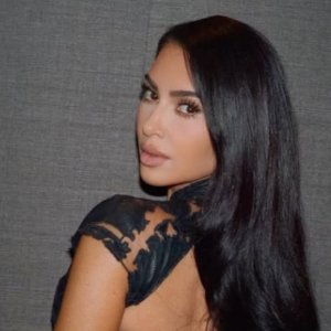 Dos vestidos y un bosque encantado: así celebró Kim Kardashian sus 46 años