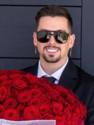 Nano Calderón se muestra a los besos con una misteriosa mujer